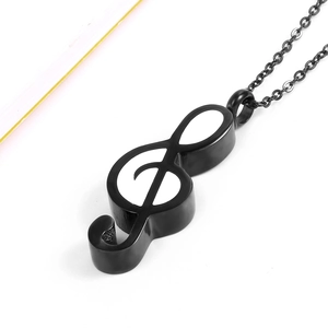 Collana con ciondolo a chiave di violino in bianco e nero con catena in acciaio inossidabile