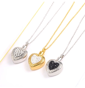 Primo piano di ciondoli commemorativi a cuore con strass e tappo a vite sigillato