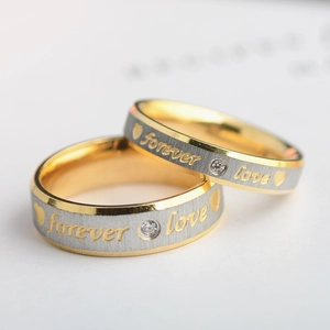 Bagues de couple Forever Love en acier inoxydable avec bande intérieure dorée et petit diamant