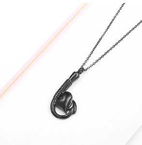 Macro del ciondolo a cuore e amo nero in acciaio inossidabile per profumo