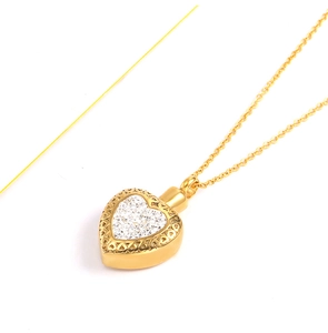 Dettaglio della collana a urna a forma di cuore in acciaio inossidabile dorato con cristalli