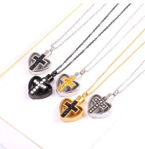 Set aus fünf herzförmigen Kreuz-Urnenanhängern mit Strasssteinen und feinen Gliederketten