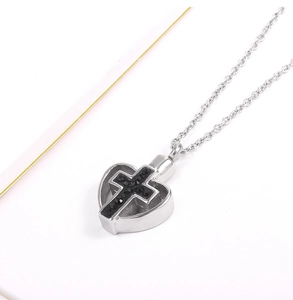 Detailansicht Herzanhänger mit schwarzem Straßkreuz-Inlay und silbernen Kettengliedern