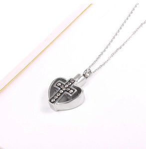 Makroaufnahme vom Herz-Kreuz-Anhänger mit Kristallen und eleganter Gliederkette