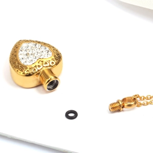 Collana a cuore dorato per ceneri con cristalli e motivi laterali traforati