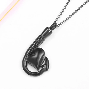 Collana commemorativa in acciaio nero con ciondolo a forma di amo e cuore