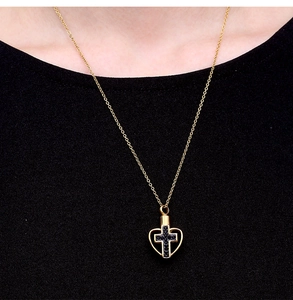 Detailansicht der Herz-Kreuz-Ascheanhänger-Halskette mit schwarzen Strasssteinen am Model