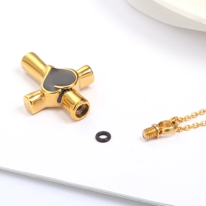 Collana con ciondolo urna a croce cuore in acciaio dorato con intarsio in smalto nero