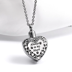 Collier urne cœur en acier poli avec gravure Always in my Heart et empreinte de patte