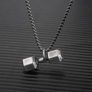 Vue détaillée d'un collier pendentif haltère en argent antique avec une chaîne boîte
