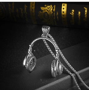 Détail du pendentif casque argenté avec texture maille et chaîne vénitienne chic