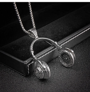 Détail macro du pendentif casque avec motif losange et chaîne en acier