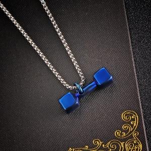 Collier avec pendentif haltère bleu métallisé et chaîne en acier inoxydable de qualité