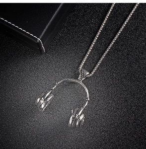 Vue macro d'un pendentif casque en acier inoxydable et d'une chaîne classique