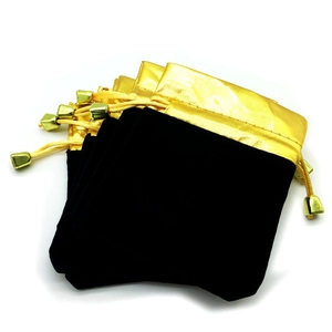 Eleganter Schmuckbeutel aus schwarzem Samt mit goldenem Rand und Kordelzugband