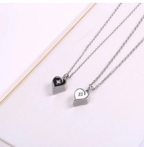 Macro di ciondoli a cuore in smalto nero e argento con piccoli dettagli in diamante