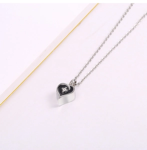Dettaglio della collana con ciondolo a forma di cuore e cristallo su finitura in argento