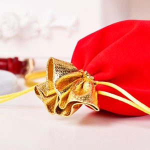 Roter Samt Schmuckbeutel mit goldenem Kordelzug für elegante Geschenkverpackungen