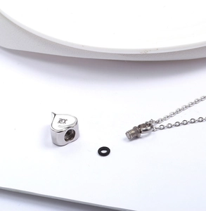 Dettaglio della collana per ceneri a cuore con apertura a vite e guarnizione in gomma