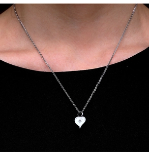Collana con ciondolo a cuore argento e cristallo indossata su abbigliamento nero