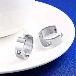 Boucles d'oreilles créoles en acier titane argenté avec zircon carré sur bleu