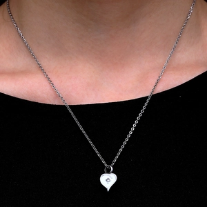 Collana con ciondolo a cuore in argento lucido e cristallo su modella elegante