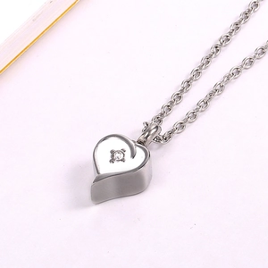 Collana a forma di cuore in acciaio inossidabile lucido con cristallo scintillante