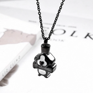 Detalle del colgante para cenizas en negro con esmalte blanco y motivo de corazón