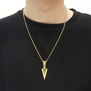 Men's vintage golden arrowhead pendant necklace in stainless steel with mesh chain