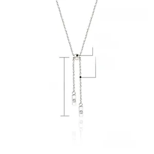 Macro du collier en Y en acier argenté avec dimensions de 45+5cm et pendentif de 50mm
