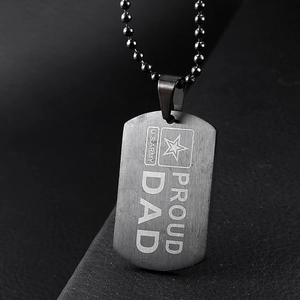 Makroaufnahme der stahlgrauen Hundemarke mit Gravur U.S. ARMY PROUD DAD für Väter