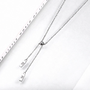 Détail du collier en Y argenté avec fermoir réglable et pendentifs en zircon