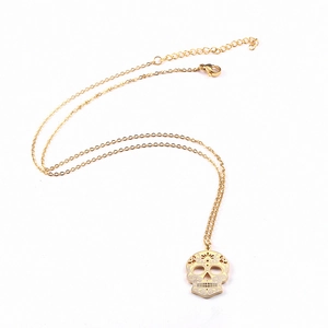 Collana con pendente teschio messicano in oro lucido con incisioni floreali fini