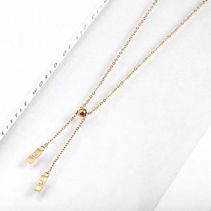 Collier en Y plaqué or 18 carats minimaliste avec pendentifs en cristal sur fond blanc