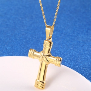 Detailaufnahme des goldenen Kreuzanhängers mit Seilstruktur und O-Kette Halskette