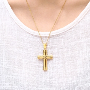 Goldene Edelstahl Kreuzkette mit gerilltem Muster an einer minimalistischen Gliederkette
