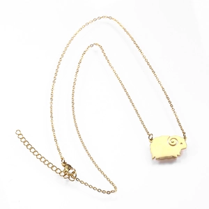 Vue détaillée du pendentif agneau plaqué or 18 carats avec chaîne en O et fermoir