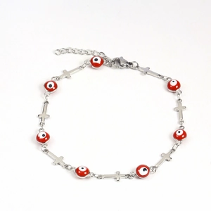 Détail du bracelet en or 18K avec perles œil de démon rouges et croix en argent