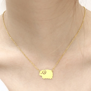 Détail du collier avec pendentif mouton plaqué or 18 carats porté par un mannequin