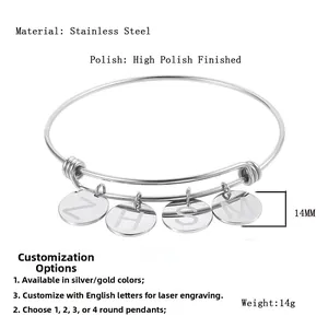 Bracciale rigido in acciaio lucido con quattro ciondoli da 14mm incisi con lettere personalizzate