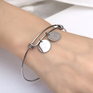 Bracciale regolabile in acciaio inossidabile argento con ciondoli a lettere R e C