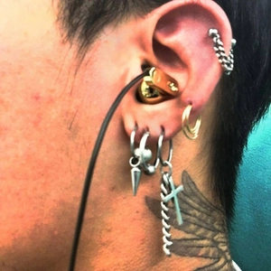 Ensemble de boucles d'oreilles punk en acier titane avec croix et pointes sur modèle