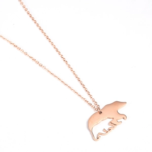Détail du pendentif ours ajouré en or rose avec gravure Alaska sur chaîne en O maille