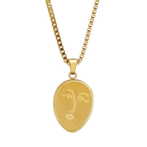 Collier avec pendentif visage abstrait plaqué or 18 carats et chaîne boîte sur fond blanc