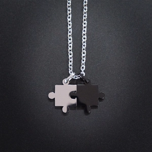 Puzzle-Partnerhalskette aus poliertem Edelstahl in Silber und Schwarz für Paare