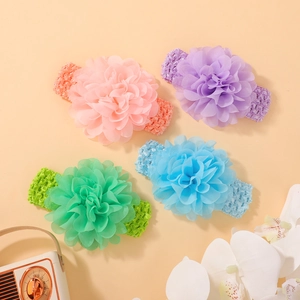 Détail de quatre bandeaux bébé en fleurs de mousseline avec bandes élastiques au crochet