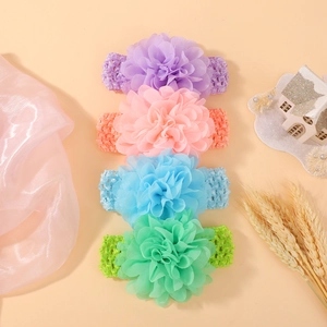 Vue détaillée de bandeaux à fleurs en mousseline pour bébés en violet rose bleu et vert menthe