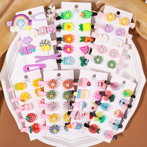 Gros plan détaillé de barrettes à cheveux en résine colorée avec motifs fleurs et fruits