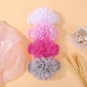 Détail de quatre bandeaux bébé en mousseline avec fleurs et dentelle respirante colorée