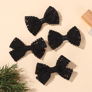 Set di quattro fermagli per capelli con fiocchi in pizzo nero e motivi floreali